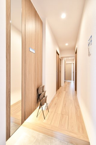 ライオンズマンション大宮指扇第二の玄関|柔らかく温かい雰囲気の玄関には「おかえり」「ただいま」とご家族の挨拶が飛び交います。シューズクローク下のスペーズには小さなお子様も自分で靴を出し入れしやすいので、自然とお片付けの習慣が身に付きますよ！