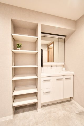 ライオンズマンション大宮指扇第二の収納|洗面室には大容量の収納棚があるので、ご家族のバスタオルやパジャマなどをたっぷり収納することが可能です。洗剤のストックやお掃除用品なども収納できて、空間をスッキリ広々とご利用いただけます。