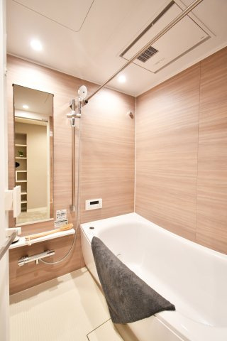 ライオンズマンション大宮指扇第二の浴室|一日の疲れをとるバスルームは、やさしい木目調で落ち着いた雰囲気です。換気乾燥暖房機付きで、天候を気にすることなくお洗濯物を干す事が可能です。お一人でゆっくり、ご家族で楽しく、パワーチャージして下さい！