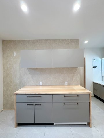 安佐南区西原9丁目 No.1の収納|(類似仕様物件)収納力のある大型カップボード☆
備え付けのため耐震性が高く地震の際にも倒れてくる心配はありません♪
既製品よりも広い奥行きを取ることで大型家電もスッキリ収納できます！