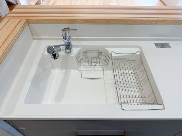 安佐南区西原9丁目 No.1のキッチン|(類似仕様物件)浄水機能付き水栓に人造大理石シンク☆
人造大理石のためシンクに水垢や汚れが付きにくく、いつも綺麗なキッチンになります♪
シンクも人造大理石で汚れが落ちやすくお手入れも簡単です♪