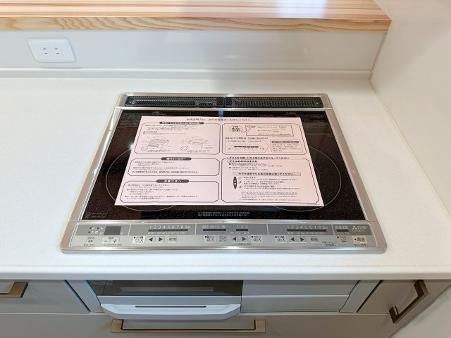 安佐南区西原9丁目 No.1のキッチン|(類似仕様物件)IHクッキングヒーター☆
火が出ないために安全性も高いと考えられます。 さらに、安定した加熱管理制御が容易に行えるため、素材を均一に加熱する料理やスープなどの液体の加熱に適しています♪