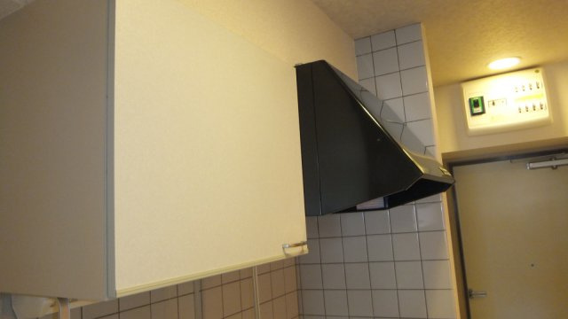グランデュール本郷のキッチン|換気扇と食器棚が御座います