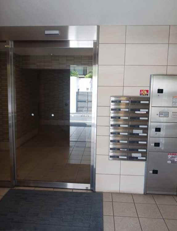 ガーデンテラス柿の木坂　角部屋　独立洗面台　洋室広々12.6帖のエントランス