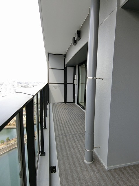 ザ・タワー横浜北仲のバルコニー|暖かな日差しのふりそそぐバルコニー