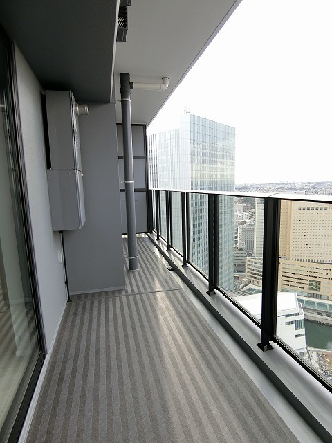 ザ・タワー横浜北仲のバルコニー|お洗濯にも便利なバルコニー付き