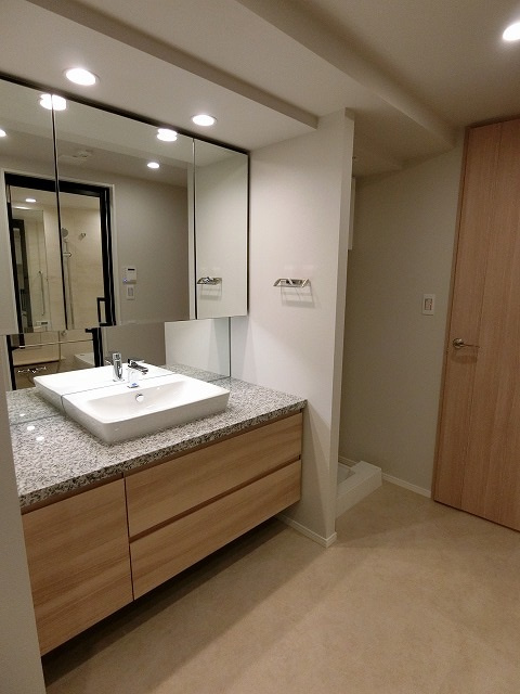 ザ・タワー横浜北仲の独立洗面台|独立洗面台、朝の身支度には欠かせません