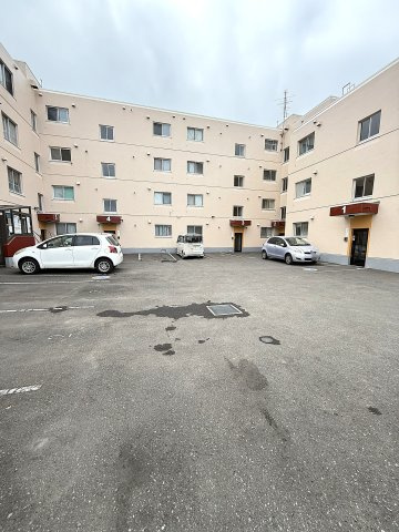 エスカイア八軒の駐車場