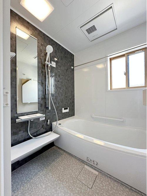 海田町大立町の浴室|浴室乾燥機気付き1坪タイプの浴室☆
ユニットバスは、気密性にも優れています。そのため、冬場でもお湯が冷めにくく、暖かい空間を維持することができます。