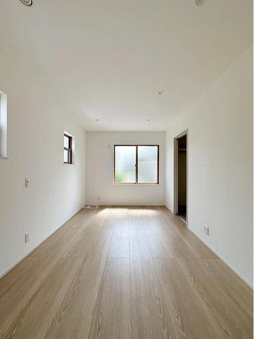 海田町大立町の寝室|広々とした1階7.5帖の主寝室☆