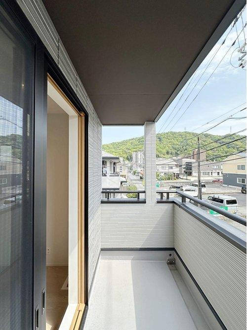 海田町大立町のバルコニー|リビングから出入り可能なバルコニー☆
