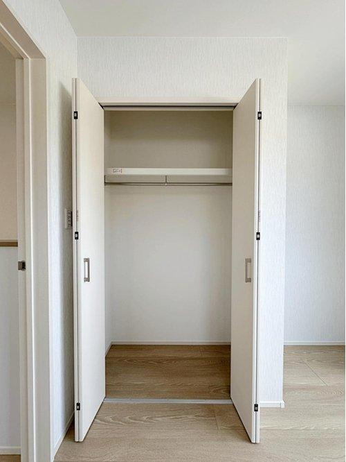 海田町大立町の収納|全居室収納☆
5.28帖洋室のクローゼットです♪