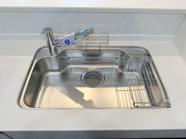 海田町大立町のキッチン|浄水機能付きステンレスシンク☆
ステンレスシンクは傷や汚れに強く、お手入れも簡単で使いやすいです♪
さらにワンタッチで浄水に切り替えができる為とても便利です！