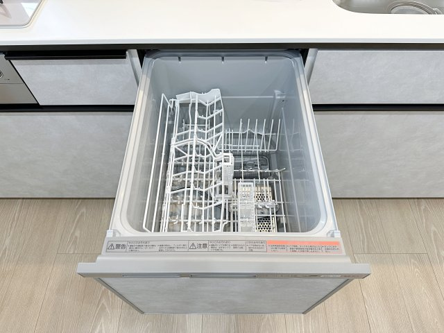 海田町大立町のキッチン|4人から5人分の食器洗浄乾燥機☆
水道代の節約にもなり、家事の時短もできる優れ物です♪
スライド式で上から全体が見えるため食器の出し入れもスムーズです♪