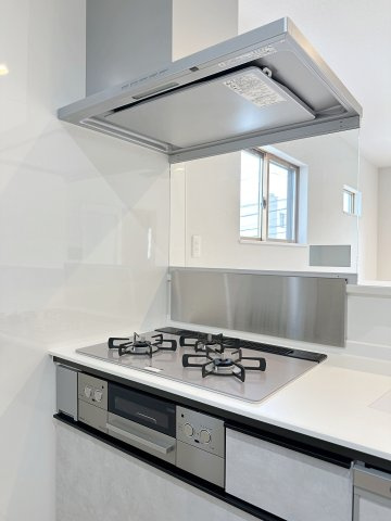 海田町大立町のキッチン|都市ガス仕様の3口ガスコンロ☆
高火力のバーナーが使用可能、調理器具を選ばないのがガスコンロ。停電時でも使用可能で安心です♪