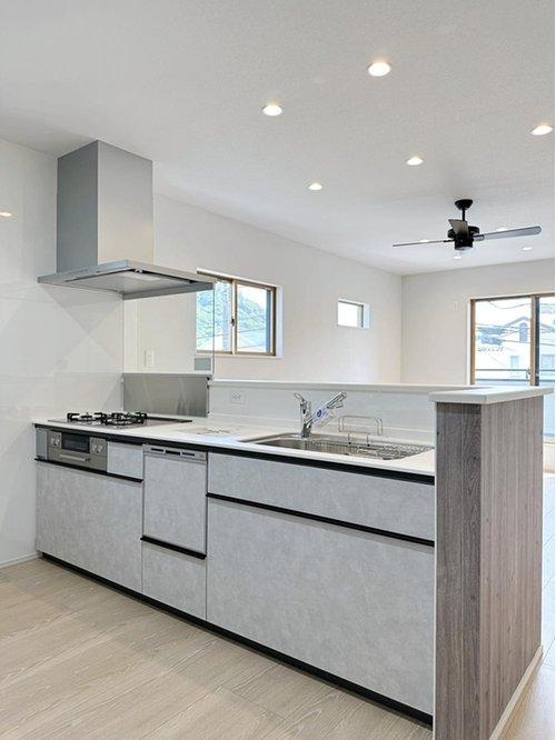 海田町大立町のキッチン|人造大理石天板使用のシステムキッチン☆
人造大理石天板は水垢が付きにくく汚れが落ちやすいのでお手入れも楽ちんです♪