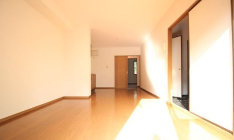 カルム宮の陣【10,000円キャッシュバック対象物件】の居間・リビング|ゆったり過ごせるリビングです