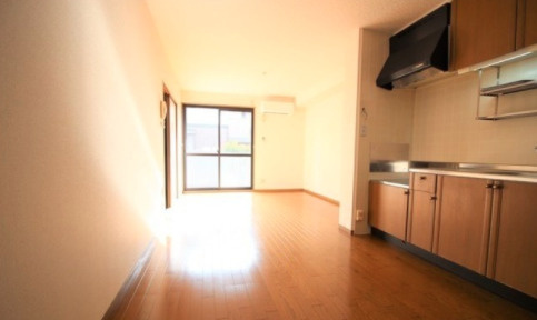 カルム宮の陣【10,000円キャッシュバック対象物件】の居間・リビング|こちらのリビングで趣味の時間をお楽しみください