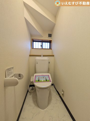 本庄市東台5丁目　中古戸建のトイレ|シンプルで清潔感のあるトイレ
窓付きで明るく、お掃除しやすいシンプルな空間♪