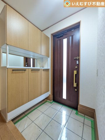 本庄市東台5丁目　中古戸建の玄関|玄関がいつも片づく大容量シューズボックス
充実の収納設備で玄関がすっきり綺麗に過ごせると快適ですよね♪