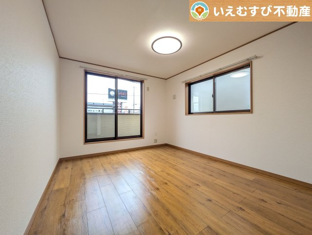 本庄市東台5丁目　中古戸建の洋室|ナチュラルな色合いが落ち着くお部屋
シンプルな内装のお部屋なので自分でコーディネートしても楽しそうですね♪
