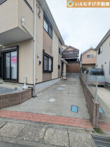 本庄市東台5丁目　中古戸建の駐車場|2台駐車可能なスペース完備
しっかり舗装してある駐車スペースで天気が悪く足元が悪い日でも乗り降りしやすい♪