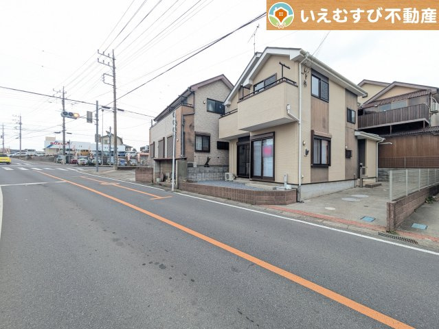 本庄市東台5丁目　中古戸建の前面道路含む現地写真|広々2車線の前面道路
間口が広くお車の出し入れも問題なく行えるスペースが確保されていて安心♪
