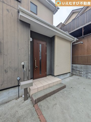 本庄市東台5丁目　中古戸建のエントランス|落ち着いた色づかいのエントランス
駐車場からアクセスの良いエントランス。雨の日や荷物が多くても安心の動線♪