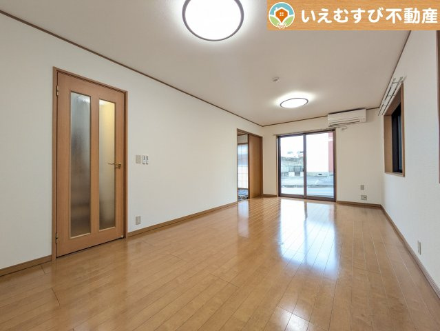 本庄市東台5丁目　中古戸建の居間・リビング|自然光で満たされる明るく開放感溢れるリビング
たっぷりの採光で明るい空間。家族みんなでくつろげます♪