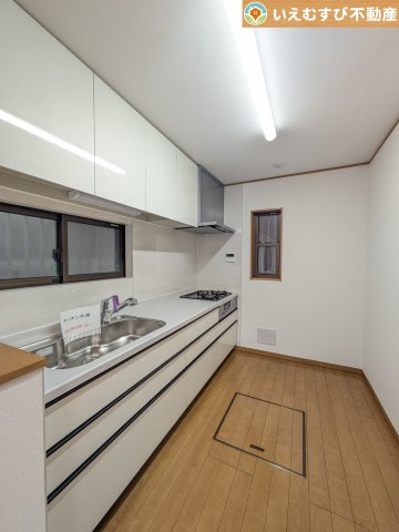 本庄市東台5丁目　中古戸建のキッチン|機能性収納性に溢れるキッチン。
収納もたっぷり付いていてすっきり片付く！毎日楽しくお料理が出来そうです！