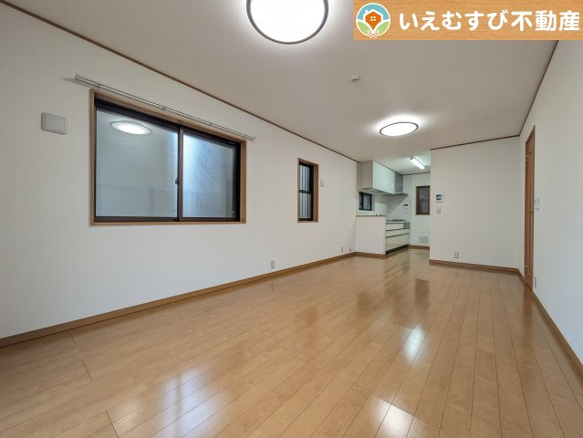 本庄市東台5丁目　中古戸建の居間・リビング|ナチュラルな色合いで落ち着いた印象のリビングダイニング
ぬくもりのあるナチュラルな空間。グリーンを飾っても相性が良さそうですね♪