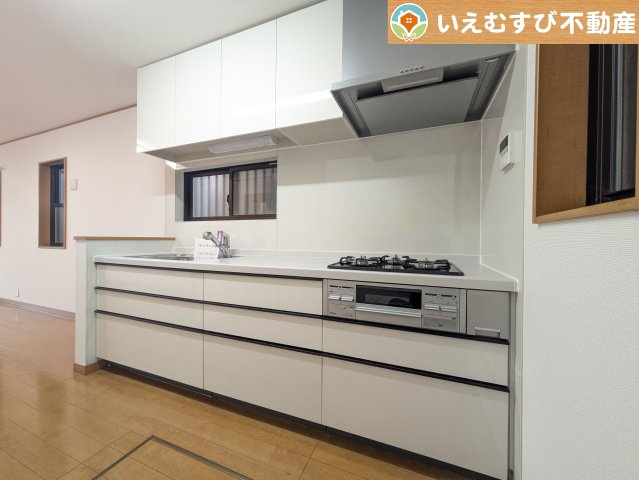 本庄市東台5丁目　中古戸建のキッチン|リフォーム済みのキッチン
綺麗なキッチンで快適なお料理タイム♪ぬくもりのある落ち着いた空間！