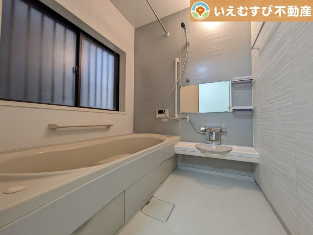 本庄市東台5丁目　中古戸建の浴室|クールなグレーが高級感を演出
おしゃれな雰囲気の浴室。ゆとりの空間で一日の疲れをしっかりリセット♪