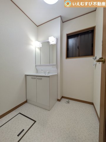 本庄市東台5丁目　中古戸建の独立洗面台|3面ミラーの後ろは収納スペースを完備
生活感のあるものは隠して、スッキリシンプルな洗面台に！清潔感のある空間♪