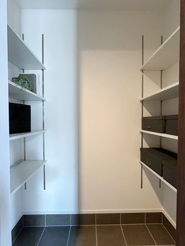 東区福田8丁目 No.1の収納|シューズインクローク☆
可動棚で好きな高さに調整可能！靴だけでなく外で使う用具やお子様のおもちゃなども帰ってきてそのまま収納することができます♪