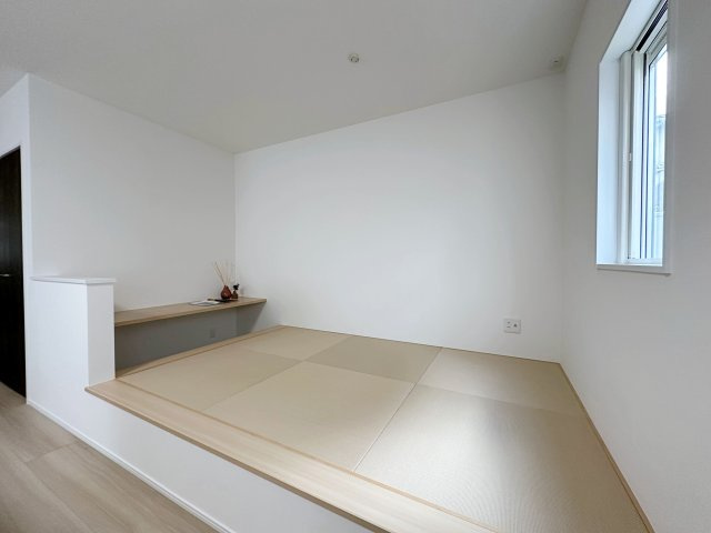 東区福田8丁目 No.1の和室|リビングに併設された3帖の和室スペース☆
カウンターも設置されておりお子様の遊び場や学習スペースにぴったりです♪