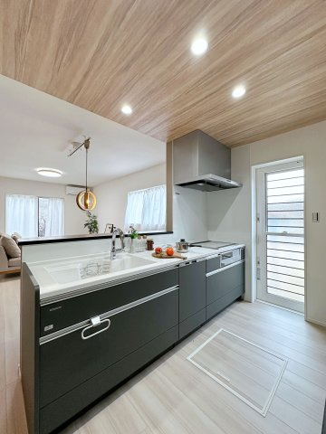 東区福田8丁目 No.1のキッチン|人造大理石天板使用のシステムキッチン☆
人造大理石天板は水垢が付きにくく汚れが落ちやすいのでお手入れも楽ちんです♪