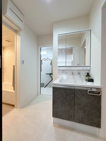 東区福田8丁目 No.1の洗面所|シャワー付き洗面化粧台☆
脱衣所も広々としており、室内物干しも付いているのでランドリールームとしても活躍します♪