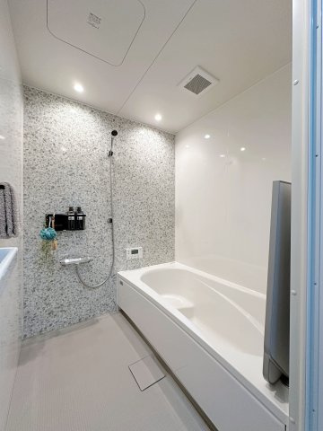 東区福田8丁目 No.1の浴室|1坪タイプの浴室☆
ユニットバスは、気密性にも優れています。そのため、冬場でもお湯が冷めにくく、暖かい空間を維持することができます。