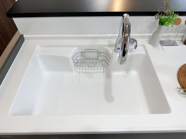 東区福田8丁目 No.1のキッチン|非接触型水栓に人造大理石シンク☆
人造大理石のためシンクに水垢や汚れが付きにくく、タッチレス対応なので手をかざすだけで水を出止ができます♪