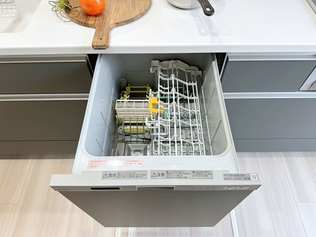 東区福田8丁目 No.1のキッチン|4人から5人分の食器洗浄乾燥機☆
水道代の節約にもなり、家事の時短もできる優れ物です♪
スライド式で上から全体が見えるため食器の出し入れもスムーズです♪