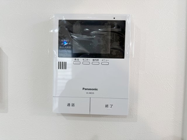 東区福田8丁目 No.1の防犯設備|ドアホン☆
来客があったとき、室内からカメラやマイクを使って相手や用件を確認できます。相手を事前に確認することができ、訪問販売対策や防犯面でも役に立つアイテムです♪