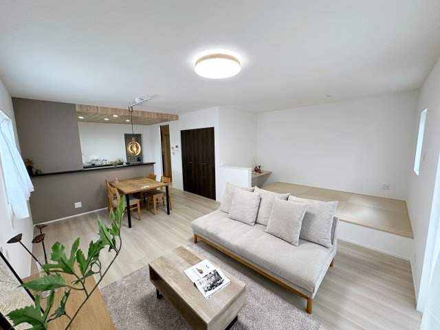 東区福田8丁目 No.1の居間・リビング|17帖の広々としたリビング☆
完成済のため365日ご案内可能♪
「今日見たい」にも対応します！