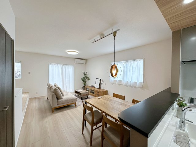 東区福田8丁目 No.1の居間・リビング|17帖の広々としたリビング☆
キッチンからはリビング全体を見渡すことができます♪