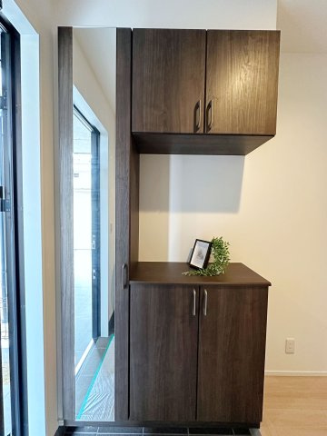 東区福田8丁目 No.1の収納|姿見付きシューズボックス☆
大容量のシューズボックスの為、靴もたくさん収納が可能です♪