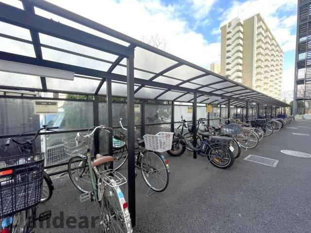 竹の塚スカイタウンの駐輪場|ドキドキの新生活も、安心してスタート。ぴったりの住まいを見つけませんか？クランディアが一緒に住まい選びをサポートします‼　まずは、お気軽にお問合せください　＃クランディア