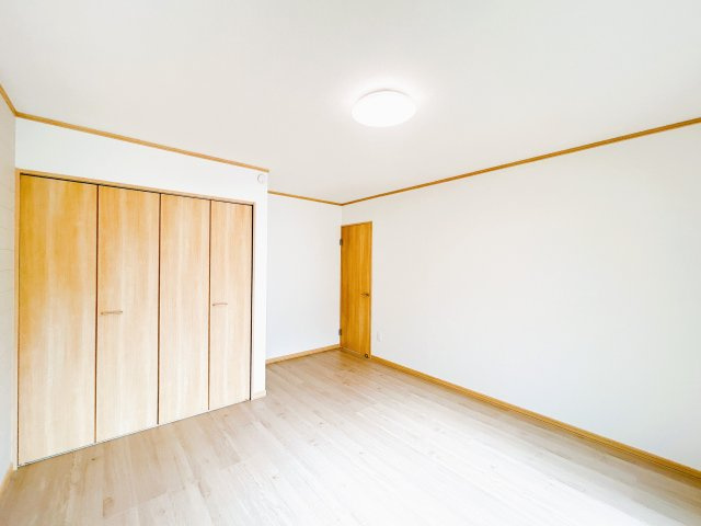 網走郡美幌町字青山南５番地１１　中古売家の洋室|【リフォーム済】1階洋室です。フロア重張、クローゼット新設、クロス張替、内窓交換を行いました。