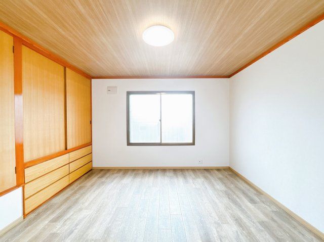 網走郡美幌町字青山南５番地１１　中古売家の洋室|【リフォーム済】2階8帖洋室です。こちらはクッションフロア重張、クロス張替を行いました。