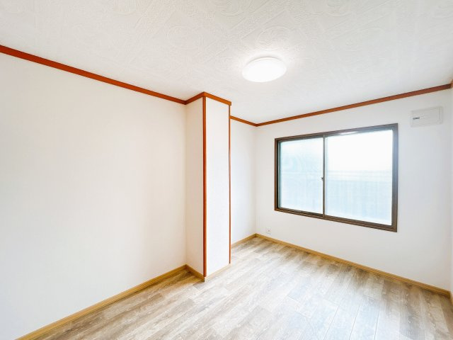 【洋室】 | 網走郡美幌町字青山南５番地１１　中古売家 | 【リフォーム済】2階6帖洋室です。こちらはクッションフロア重張、クロス張替を行いました。