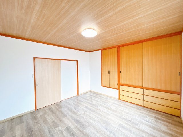 【洋室】 | 網走郡美幌町字青山南５番地１１　中古売家 | 【リフォーム済】2階8帖洋室別アングルです。